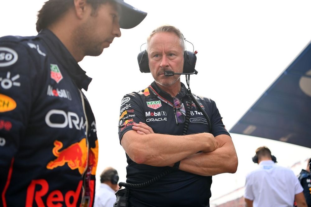 Jonathan Wheatley, director del equipo Red Bull Racing, habla con Sergio Pérez, RB18 de Red Bull Racing