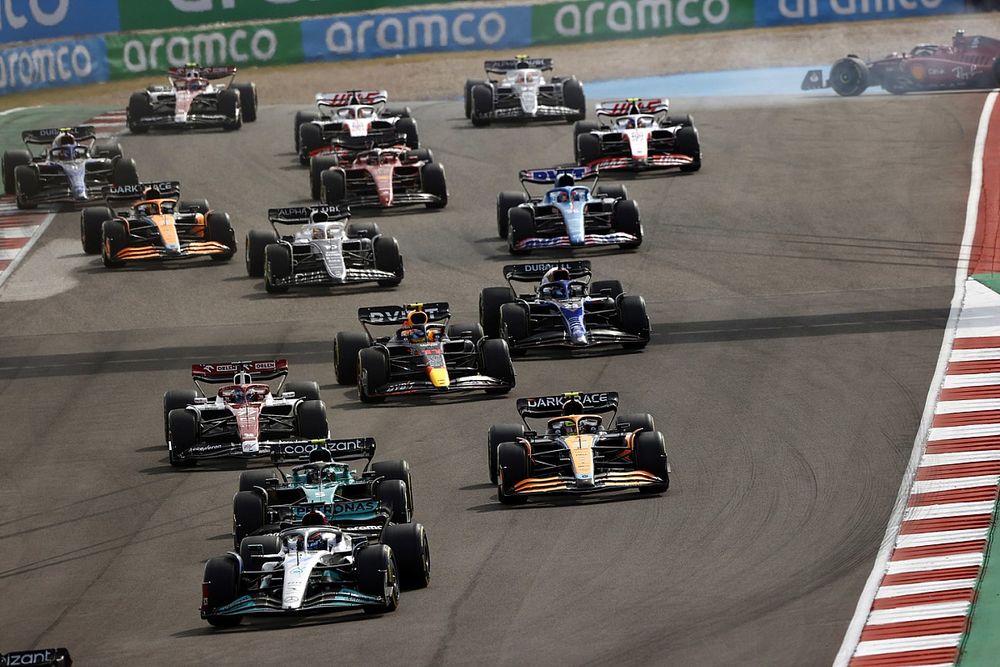 George Russell, Mercedes W13, Sebastian Vettel, Aston Martin AMR22, Lando Norris, McLaren MCL36, Valtteri Bottas, Alfa Romeo C42, the remainder of the field as Carlos Sainz, Ferrari F1-75, spins on the opening lap