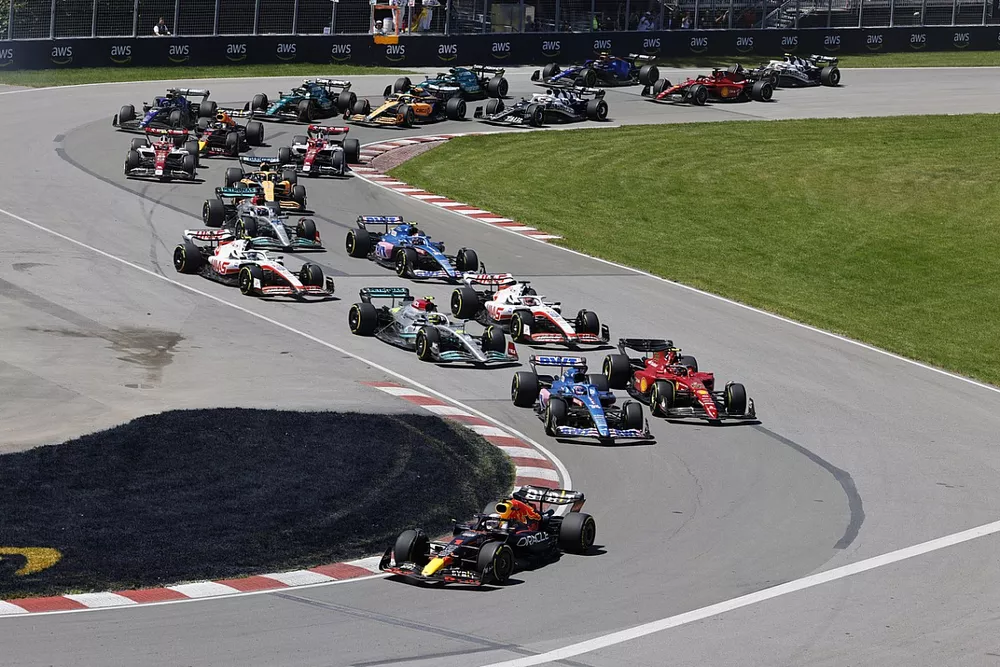Max Verstappen, Red Bull Racing RB18, Fernando Alonso, Alpine A522, Carlos Sainz, Ferrari F1-75, Lewis Hamilton, Mercedes W13, Kevin Magnussen, Haas VF-22, Mick Schumacher, Haas VF-22, the rest of the field at the start