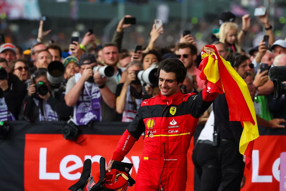 Carlos Sainz, de Ferrari, celebra su primera victoria en la F&oacute;rmula 1 en el parc ferme