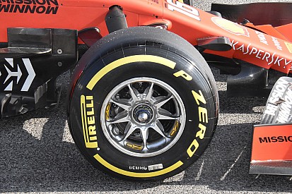 Tecnica Ferrari SF90: la pinza dei freni è più inclinata per far posto a un soffiaggio!