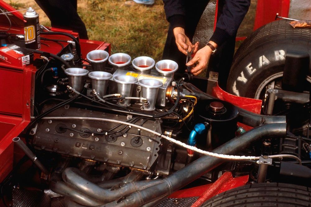 Un motor Ford DFV V8 en la parte trasera de un Brabham BT49