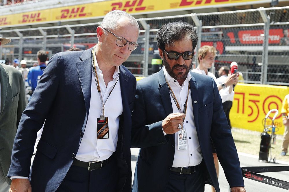 Stefano Domenicali, CEO Formule 1, Mohammed bin Sulayem, voorzitter FIA, op de grid 