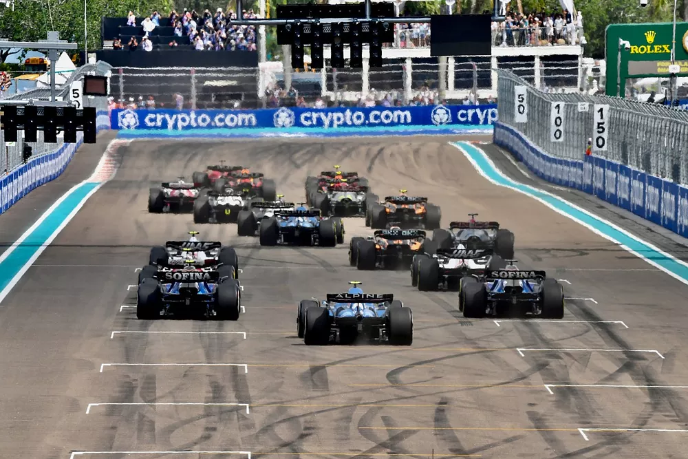 Nicholas Latifi, Williams FW44, Esteban Ocon, Alpine A522, Alex Albon, Williams FW44, persiguen al pelot&oacute;n en la salida