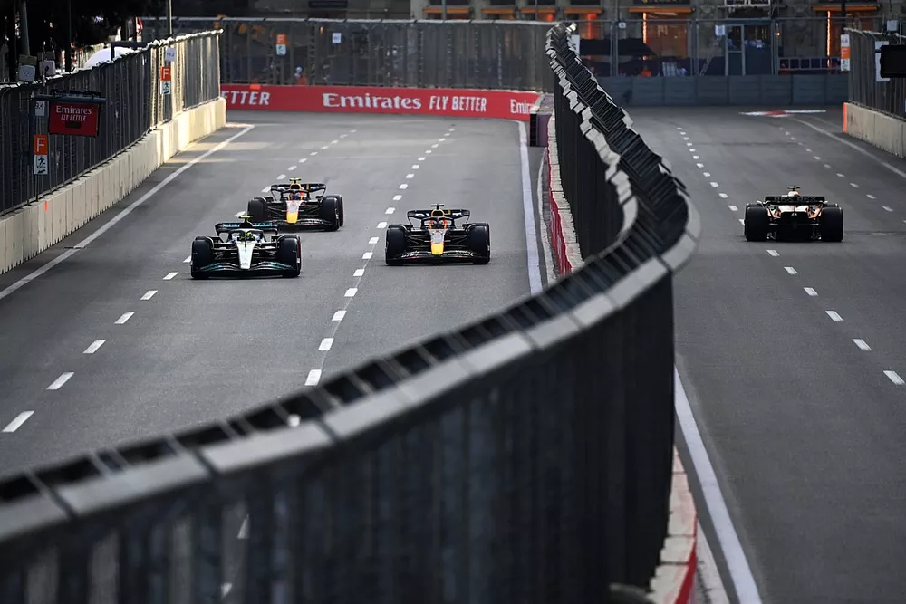Lewis Hamilton, Mercedes W13, Max Verstappen, Red Bull Racing RB18, Sergio Perez, Red Bull Racing RB18