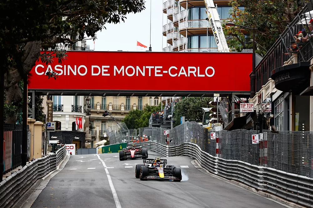 Sergio Perez, Red Bull Racing RB18, Carlos Sainz, Ferrari F1-75