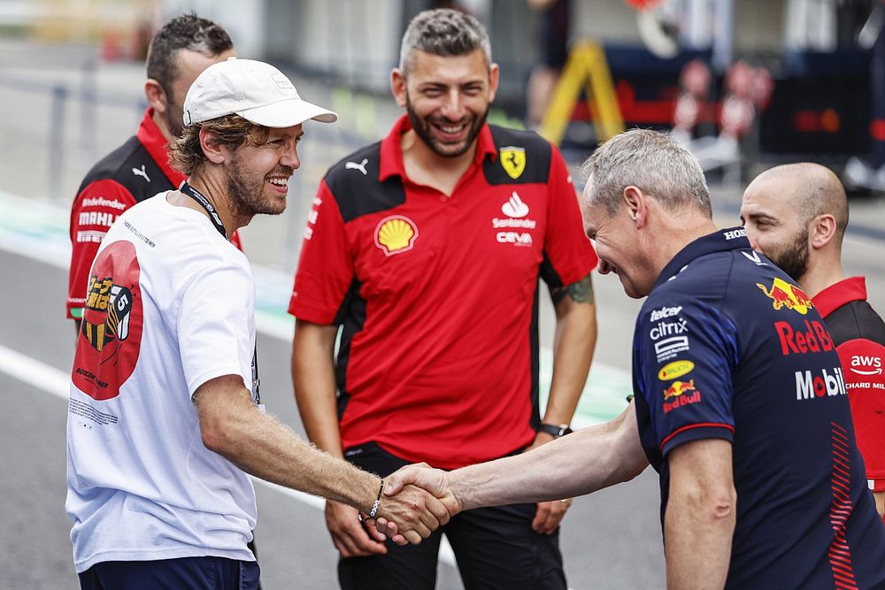 Sebastian Vettel con miembros del equipo Red Bull y Ferrari
