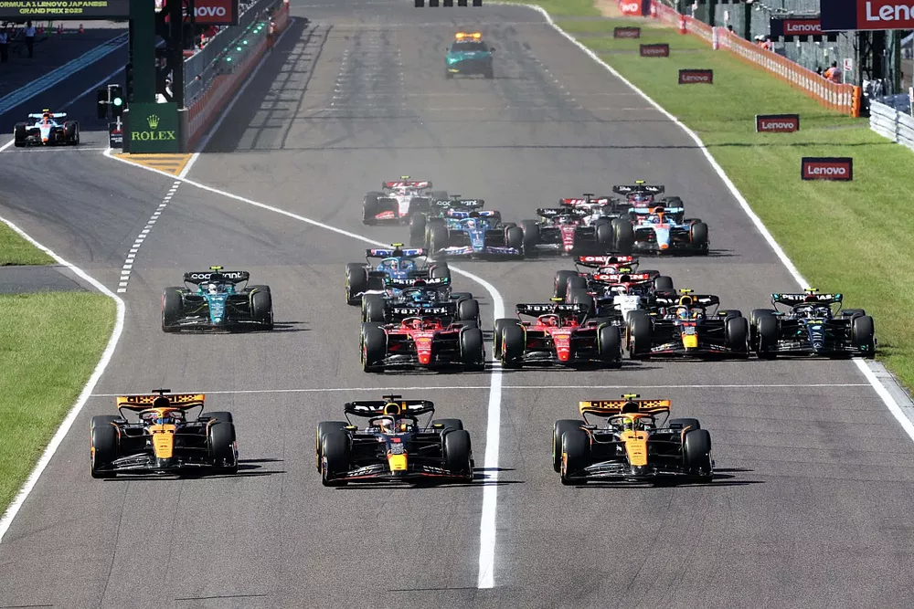 Max Verstappen, Red Bull Racing RB19, Lando Norris, McLaren MCL60, Oscar Piastri, McLaren MCL60, Carlos Sainz, Ferrari SF-23, Charles Leclerc, Ferrari SF-23, Sergio Perez, Red Bull Racing RB19, Lewis Hamilton, Mercedes F1 W14, the rest of the field at the start