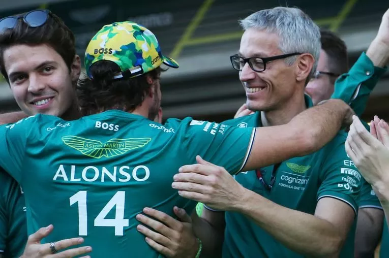 Felipe Drugovich, piloto reserva, Aston Martin F1 Team, Mike Krack, director del equipo, Aston Martin F1 Team, celebran con Fernando Alonso, Aston Martin F1 Team, 3ª posición, después de la carrera.