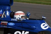 Schumacher autografa capacete para leilão de instituição de caridade de Jackie Stewart