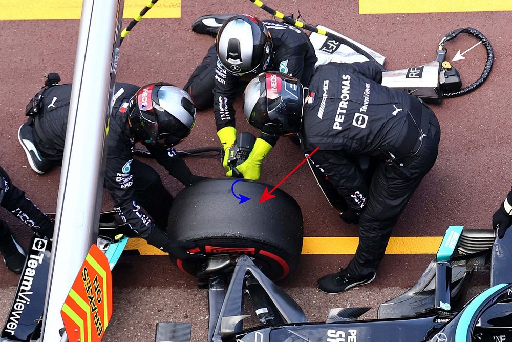Mecánicos cambiando la rueda en el monoplaza de Valtteri Bottas, Mercedes W12 