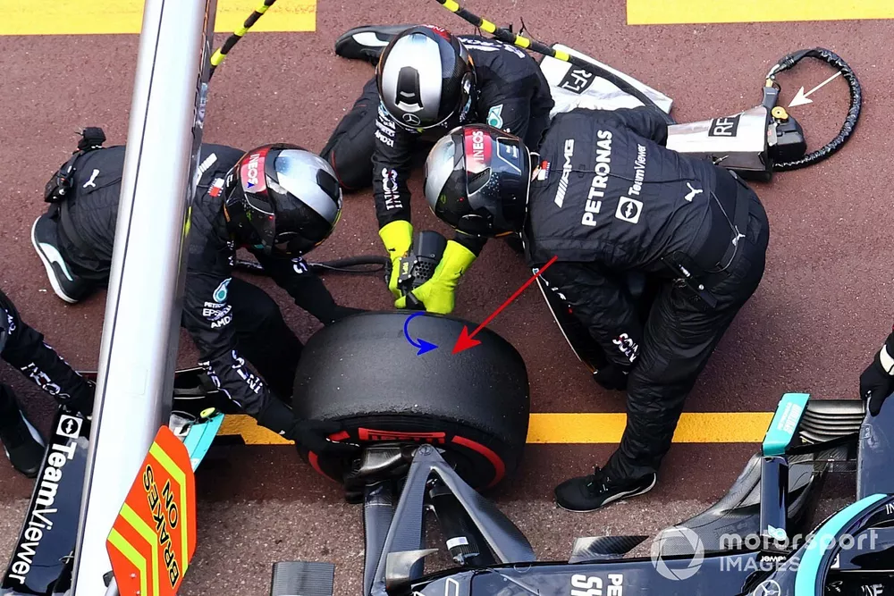 Mec&aacute;nicos cambiando la rueda en el monoplaza de Valtteri Bottas, Mercedes W12 