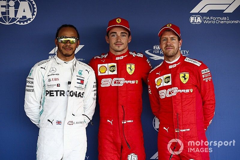 Ganador de la pole Charles Leclerc, Ferrari, segundo lugar Lewis Hamilton, Mercedes AMG F1, tercer lugar Sebastian Vettel, Ferrari
