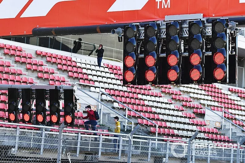 Las luces en rojo sobre el p&oacute;rtico de la recta de pits