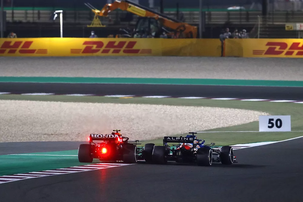 Fernando Alonso, Alpine A521, lucha con Sergio P&eacute;rez, Red Bull Racing RB16B