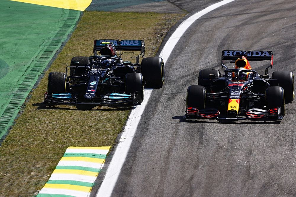 Max Verstappen, Red Bull Racing RB16B, lucha con Valtteri Bottas, Mercedes W12