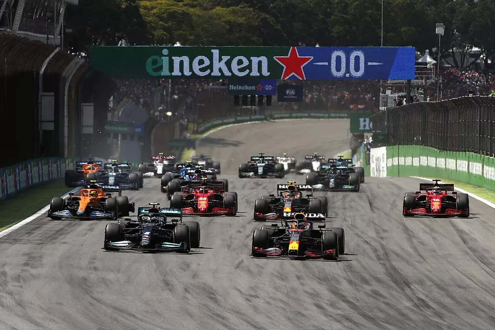 Max Verstappen, Red Bull Racing RB16B, Valtteri Bottas, Mercedes W12, Sergio Perez, Red Bull Racing RB16B, Charles Leclerc, Ferrari SF21, Carlos Sainz Jr., Ferrari SF21, et le reste des monoplaces au d&eacute;part