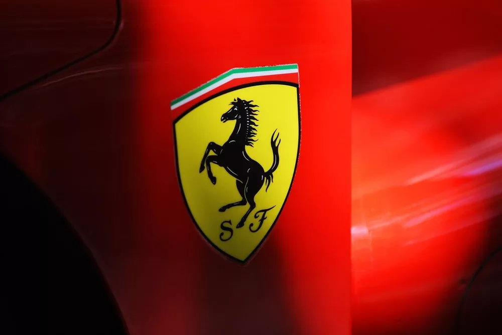 Le logo Ferrari sur la Ferrari 499P
