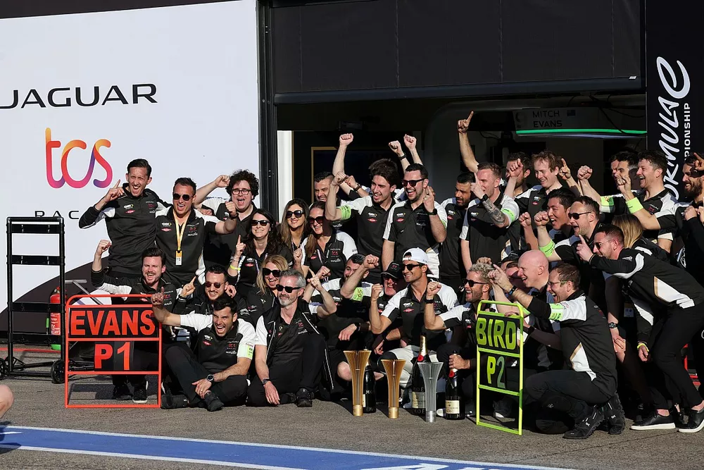 Mitch Evans, Jaguar Racing, Sam Bird, Jaguar Racing celebran con el equipo