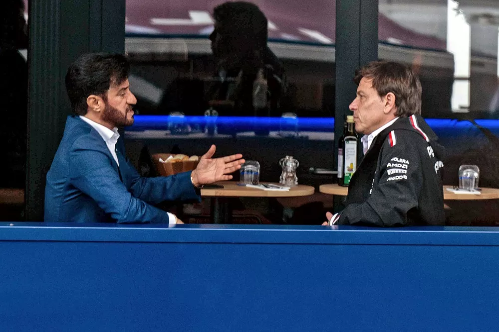 Mohammed bin Sulayem, Presidente de la FIA, con Toto Wolff, Director y CEO de Mercedes-AMG