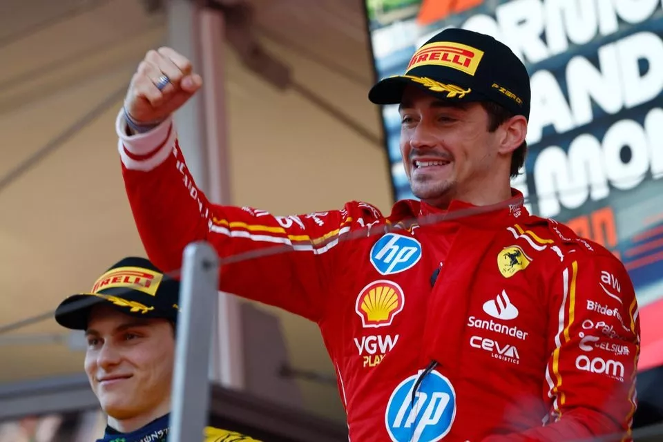 Charles Leclerc, Scuderia Ferrari, vainqueur, sur le podium