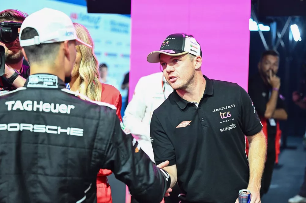 Nick Cassidy, Jaguar TCS Racing, congratulates new world champion Pascal Wehrlein, TAG Heuer Porsche Formula E Team, in Parc Ferme