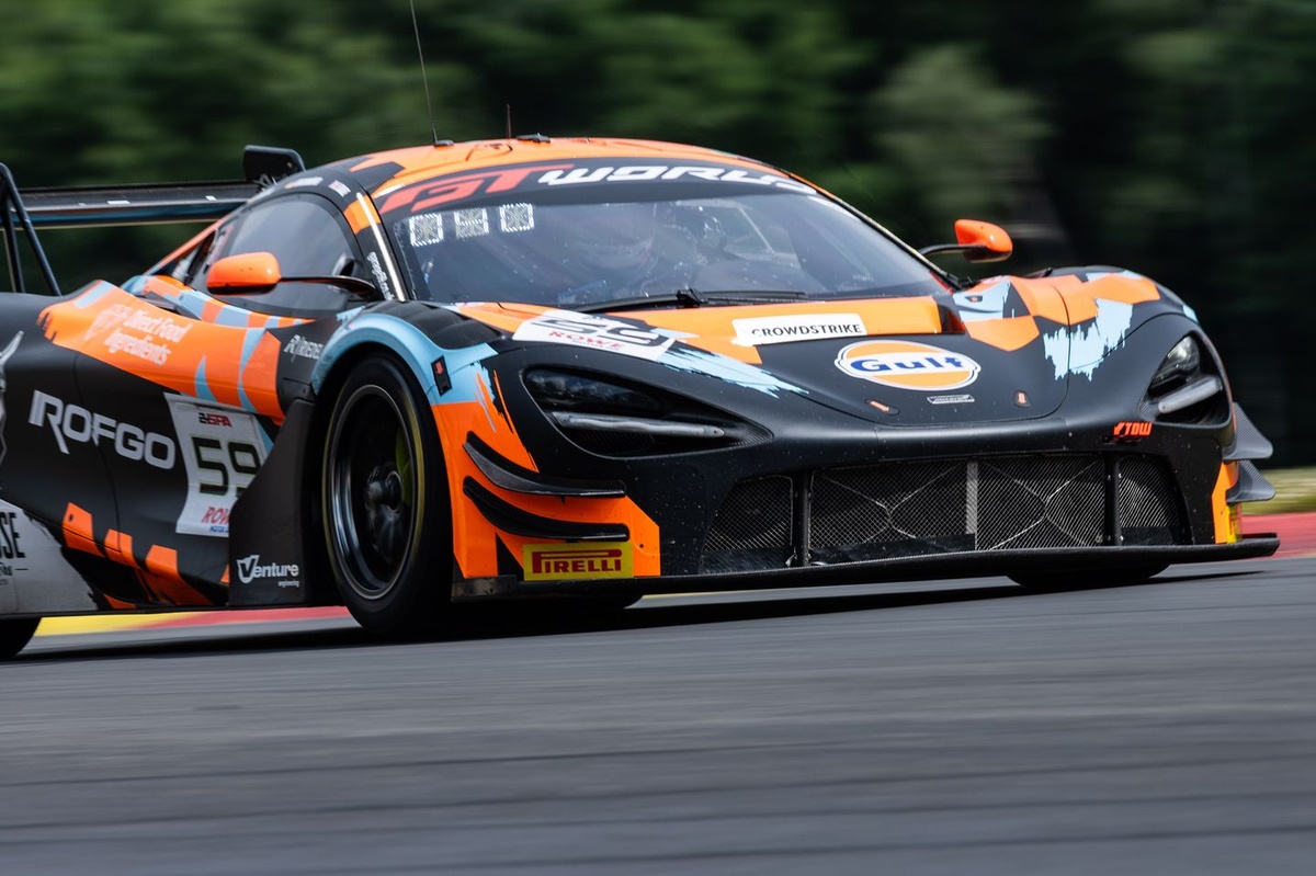 GTWC | Spa, 4a Ora: McLaren davanti, duello tricolore per il podio