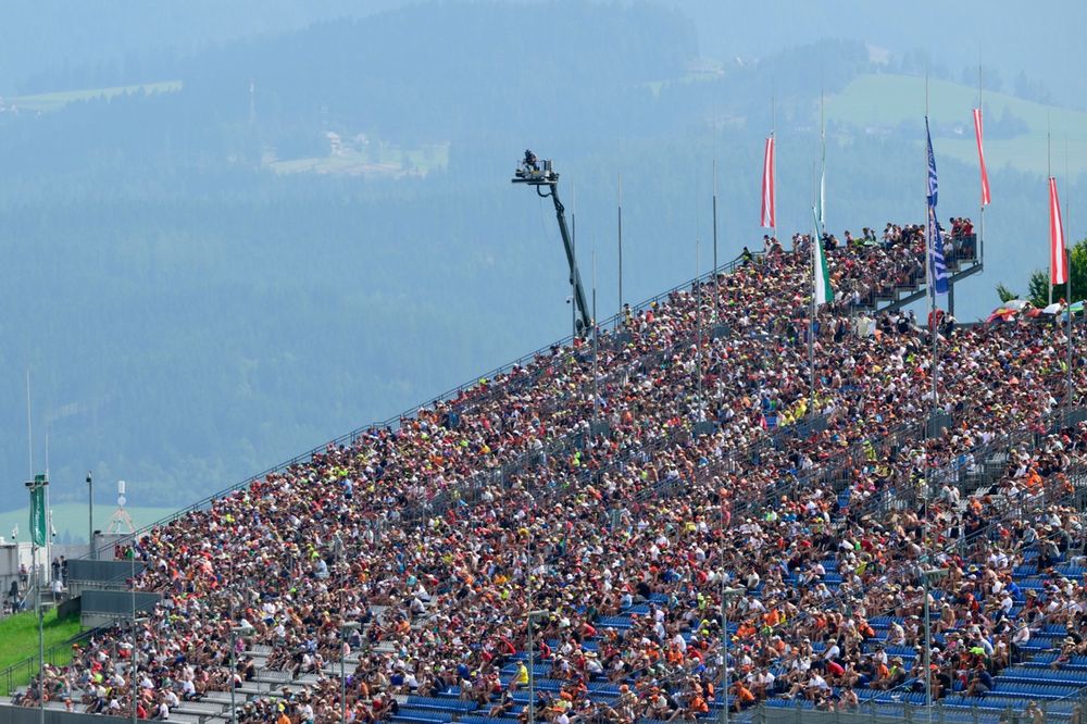 Los aficionados disfrutan de la carrera desde las tribunas del Red Bull Ring.