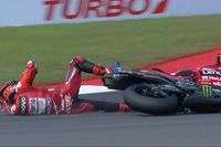 MotoGP: Marc Márquez sofre fratura na clavícula após acidente com Bezzecchi no GP da Indonésia; veja vídeo