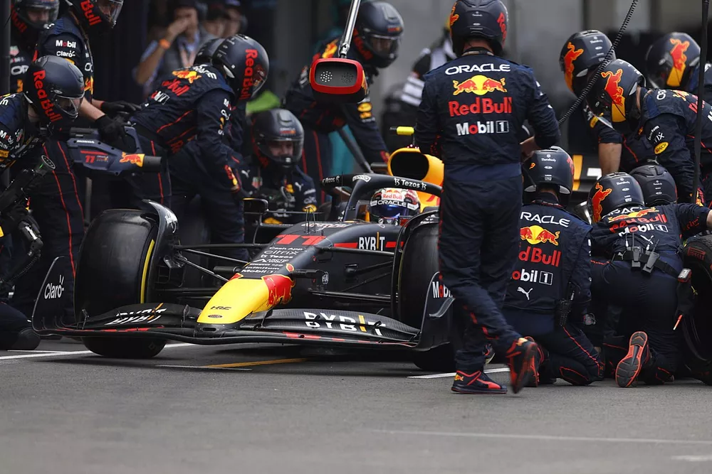 Sergio Perez, Red Bull Racing RB18, dans les stands
