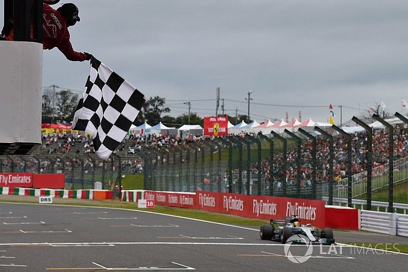 Lewis Hamilton, Mercedes-Benz F1 W08  toma la bandera a cuadros al final de calificación