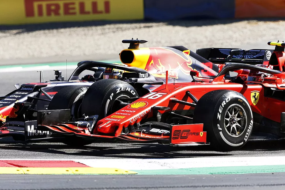 Max Verstappen, Red Bull Racing RB15, hace contacto con Charles Leclerc, Ferrari SF90