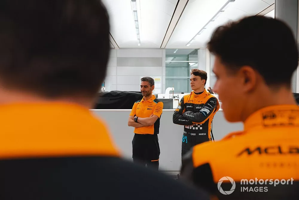 Andrea Stella, McLaren Team Principal, Oscar Piastri, McLaren