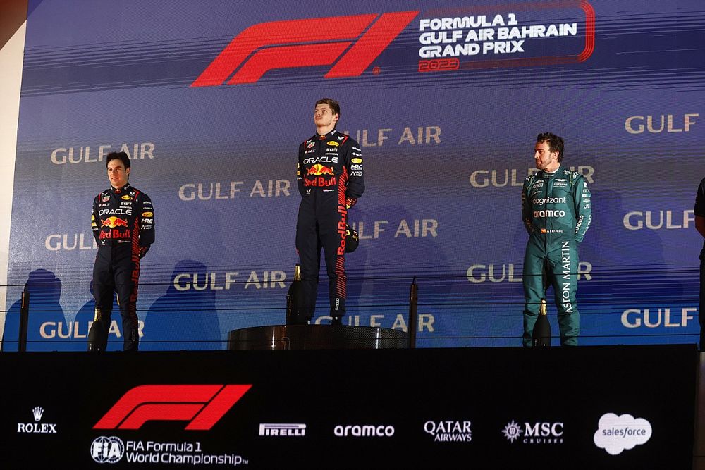 Podio: segundo lugar Sergio Pérez, Red Bull Racing, ganador, Max Verstappen, Red Bull Racing, tercer lugar Fernando Alonso, Aston Martin F1 Team