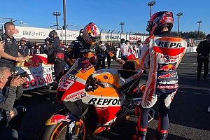 VIDEO: P&eacute;rez y Verstappen aprenden los secretos de la Honda de MotoGP