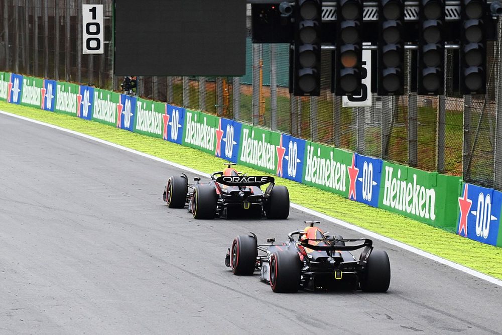 Sergio Perez, Red Bull Racing RB18, Max Verstappen, Red Bull Racing RB18