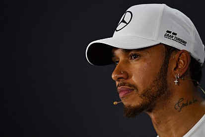 Hamilton califica a India como "lugar pobre" y recula tras las críticas
