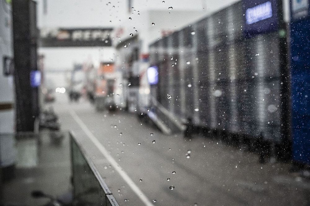 Lluvia en el paddock
