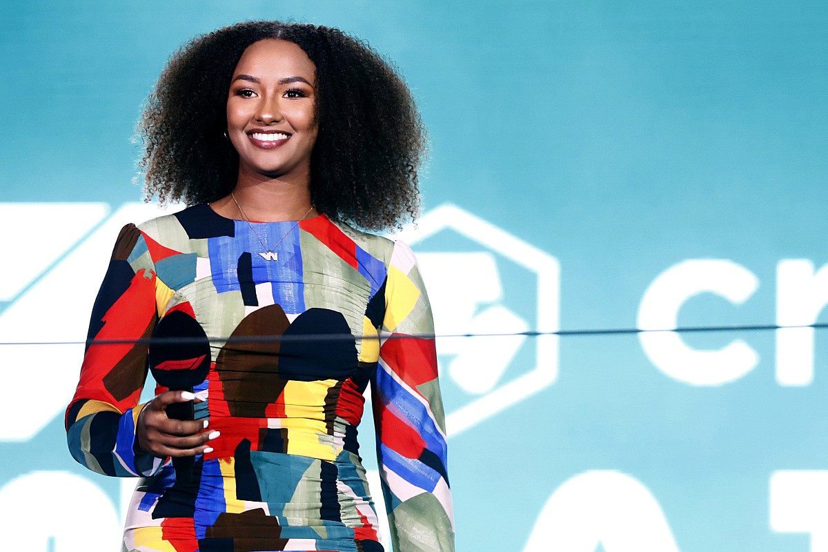 F1 Lewis Hamilton to defend Naomi Schiff after abuse