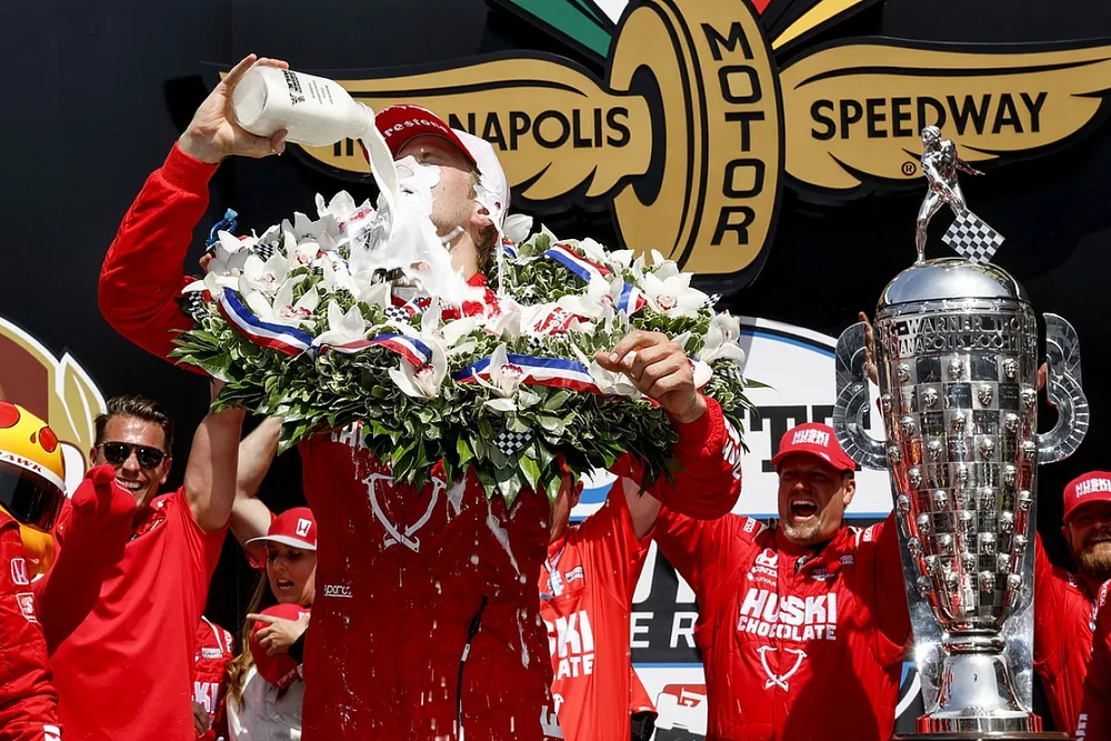 Ganador de la carrera Marcus Ericsson, Chip Ganassi Racing Honda, podio, Victory Lane, Borg-Warner Trophy, BorgWarner CEO Fr&eacute;d&eacute;ric Lissalde