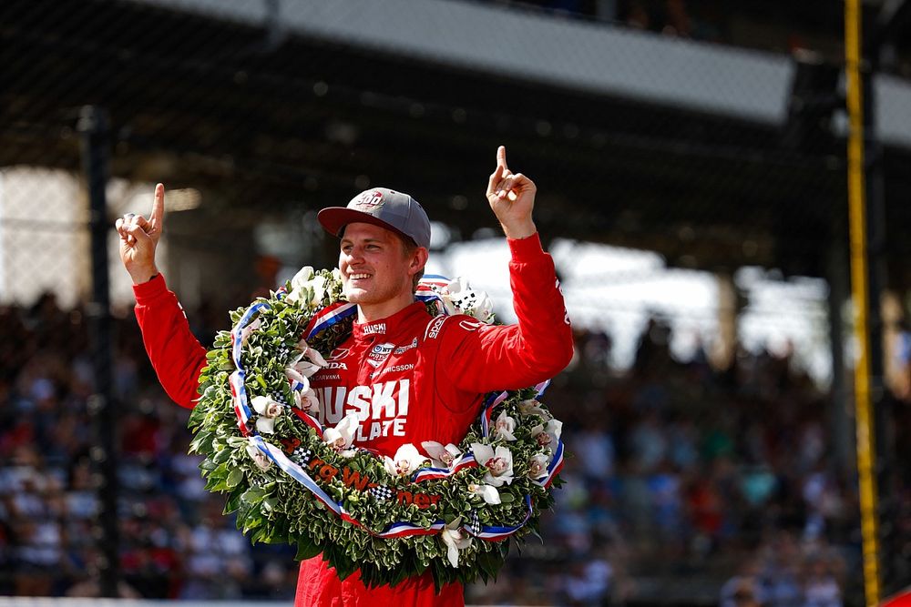 El ganador de la carrera Marcus Ericsson, Chip Ganassi Racing Honda besando los ladrillos