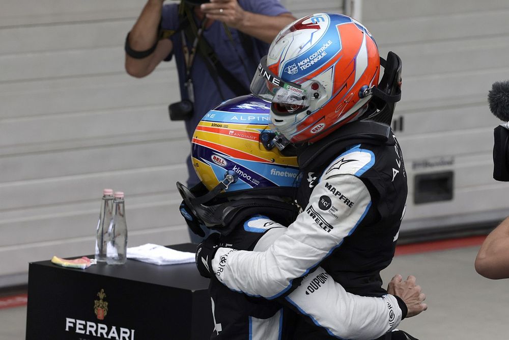 Fernando Alonso, Alpine F1, celebra con Esteban Ocon, Alpine F1, la 1&ordf; posici&oacute;n, en el Parc Ferme