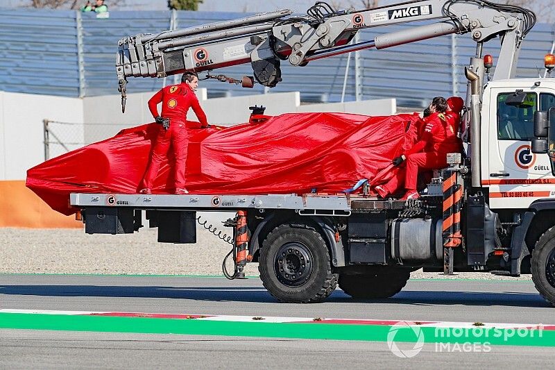 Sebastian Vettel, Ferrari, se para en la pista de Montmel&oacute;