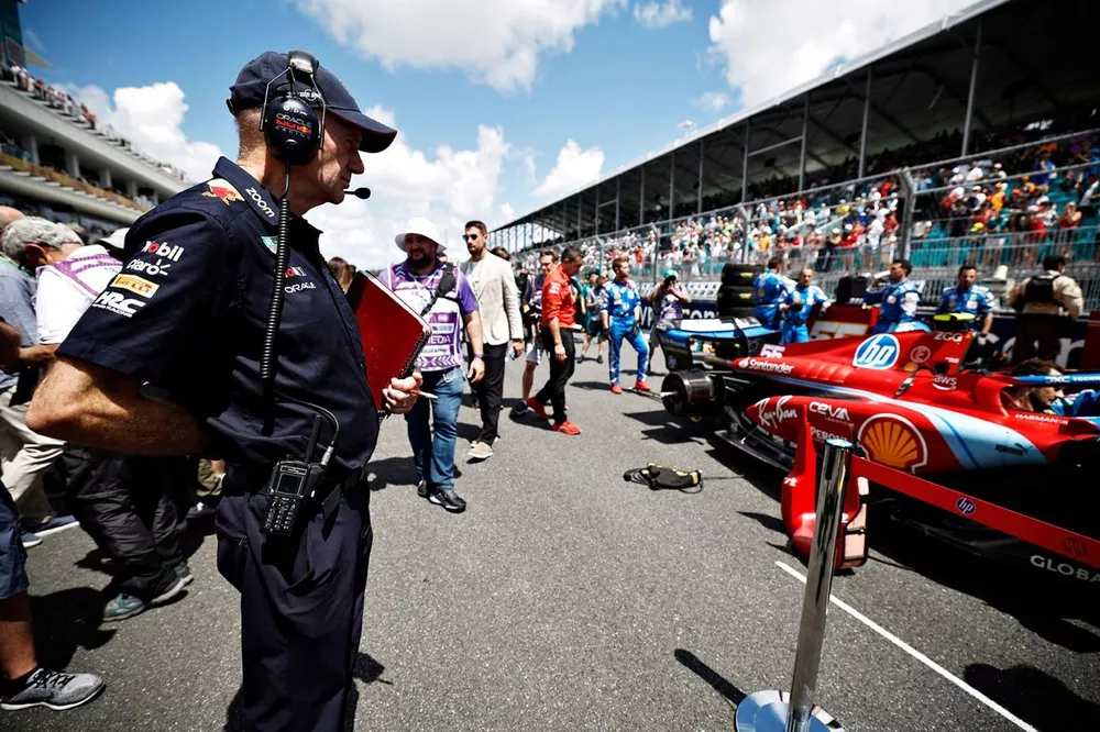Adrian Newey, Red Bull Racing inspecciona el coche de Charles Leclerc, Ferrari en la parrilla de salida