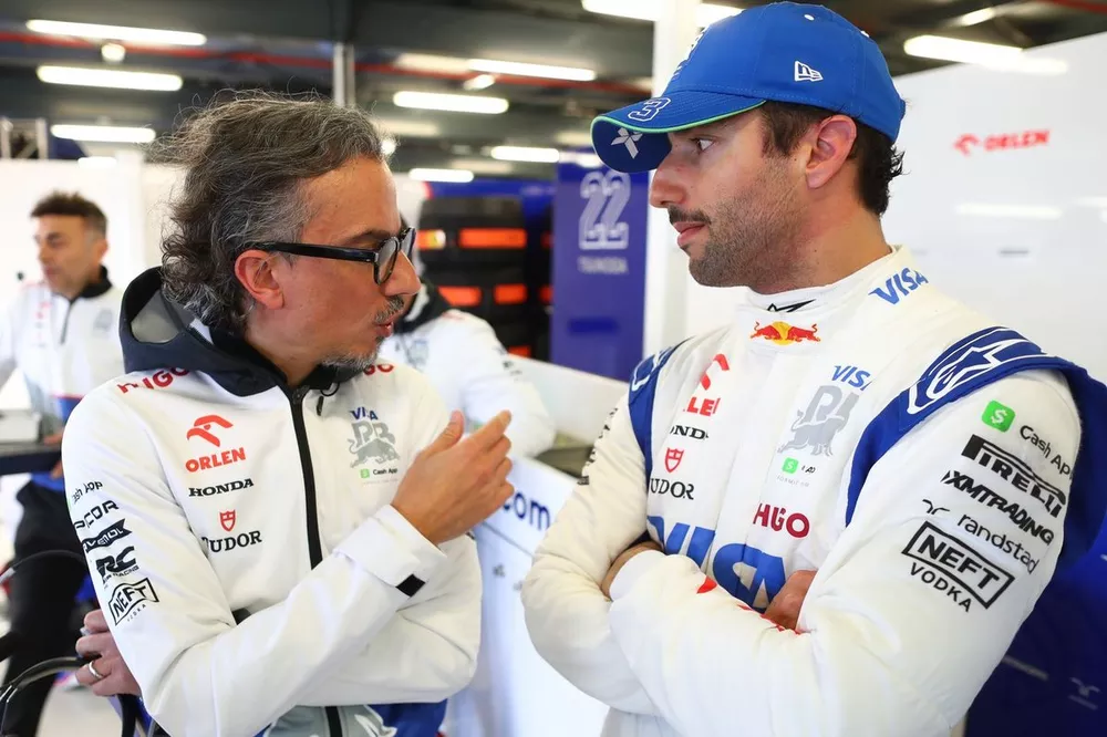 Laurent Mekies discute avec Daniel Ricciardo, RB F1 Team