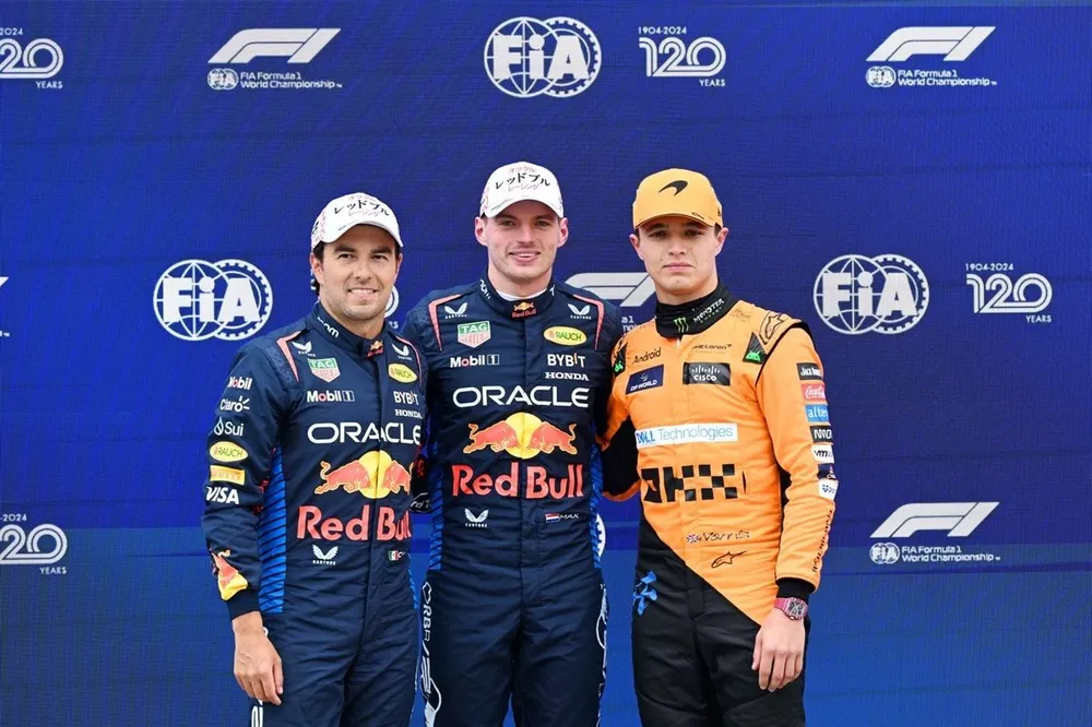 Ganador de la pole Max Verstappen, Red Bull Racing, con Sergio P&eacute;rez, Red Bull Racing, Lando Norris, McLaren F1 Team. 