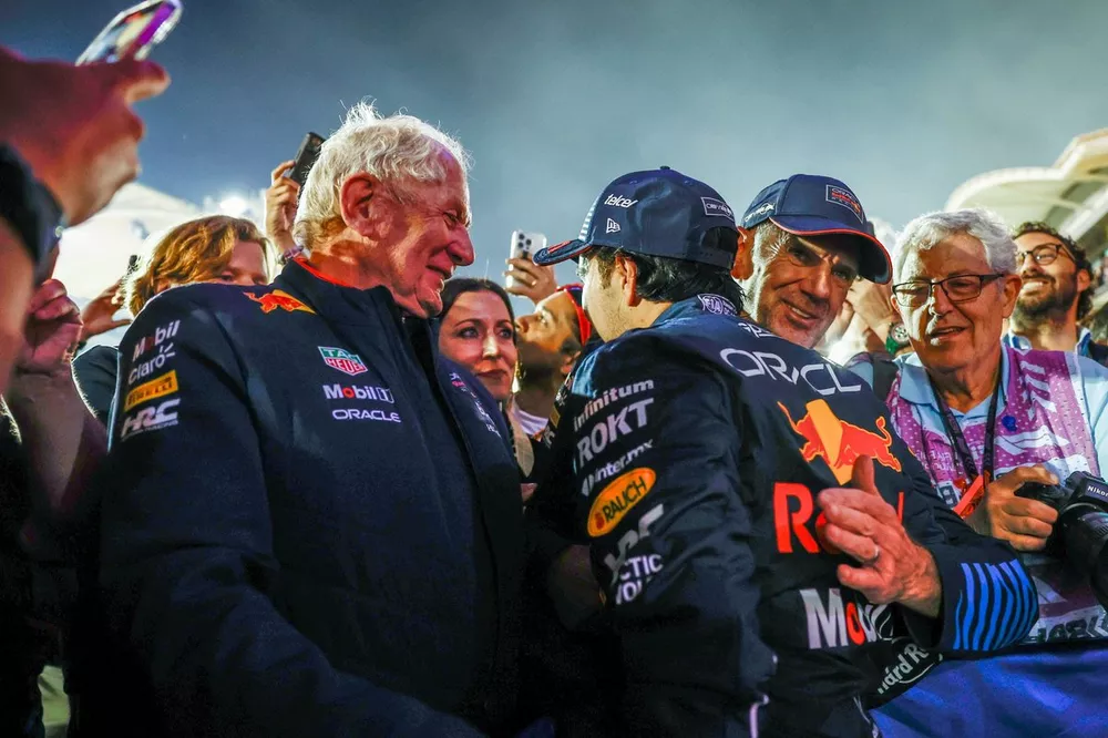 Helmut Marko, Consultor, Red Bull Racing, Sergio P&eacute;rez, Red Bull Racing, 2&ordf; posici&oacute;n, Adrian Newey, Director de Tecnolog&iacute;a, Red Bull Racing, celebran en Parc Ferme