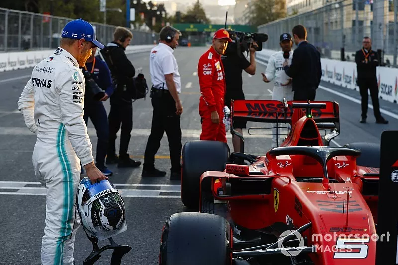 Ganador de la pole Valtteri Bottas, Mercedes AMG F1 y Sebastian Vettel, Ferrari