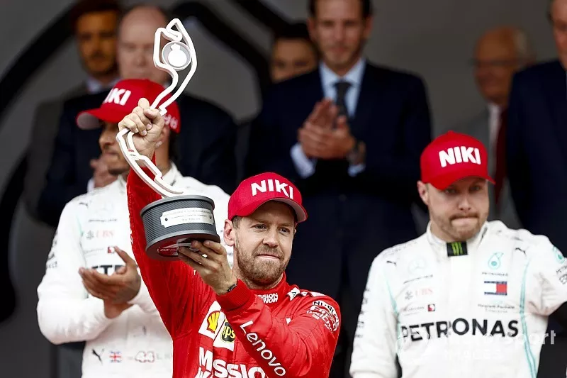 Sebastian Vettel, Ferrari, festeggia sul podio con il trofeo