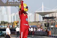 Hamilton y Ferrari ganan y asustan en la sprint de China; Norris falla